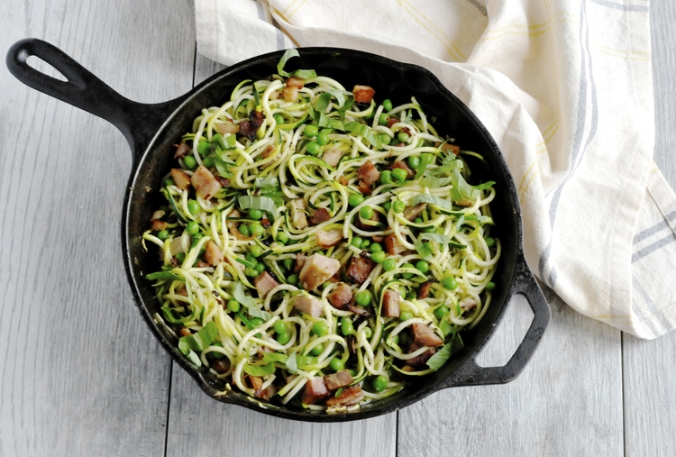 Zucchini zoodles with ham peas and basil